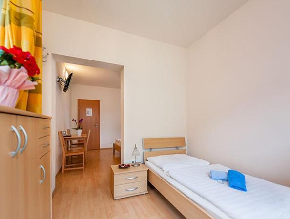 Hotel Waitz -Self Check In Unterwaltersdorf Bagian luar foto